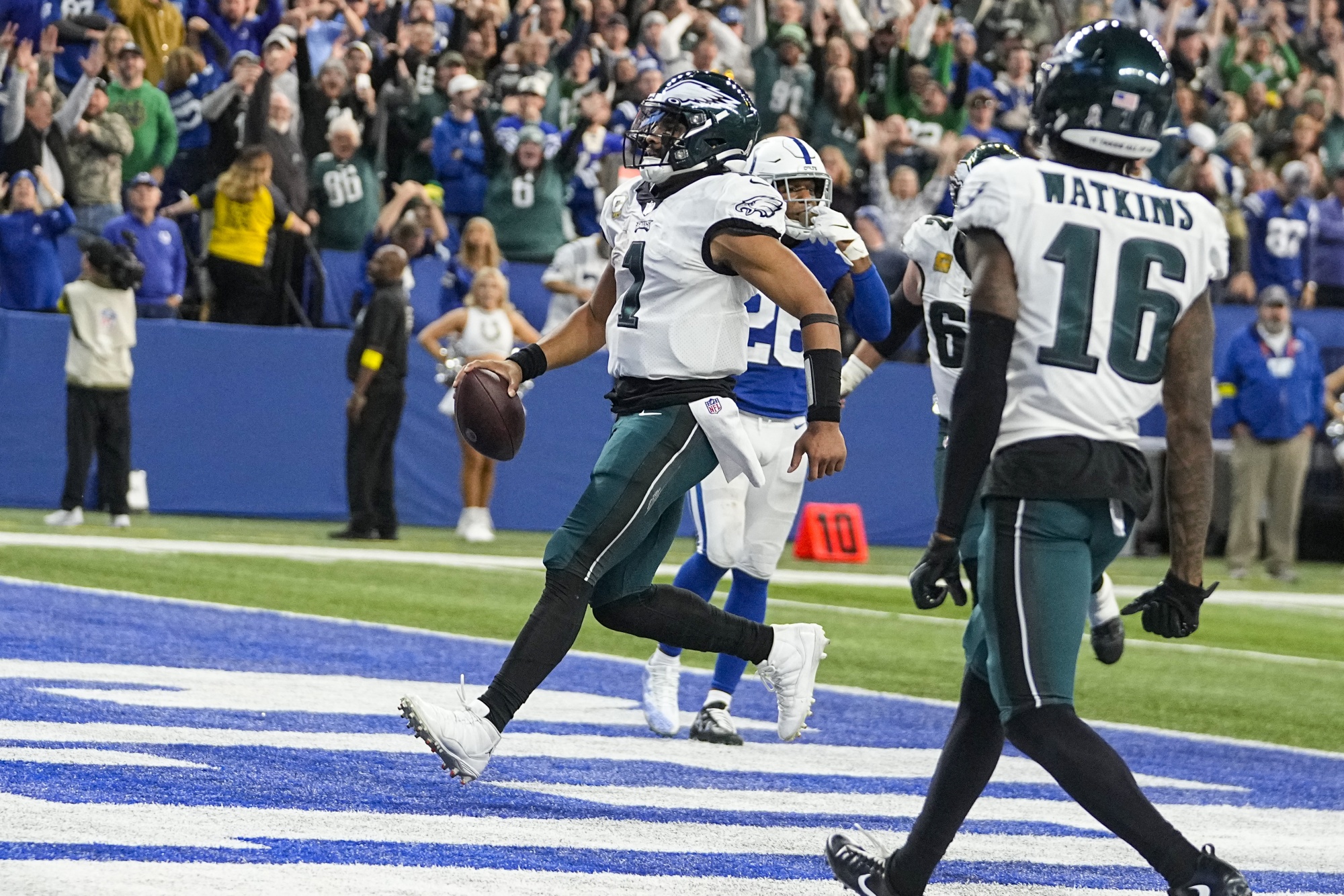 Jalen Hurts' Late TD Run Gives Eagles 17-16 Win Over Colts - Bloomberg