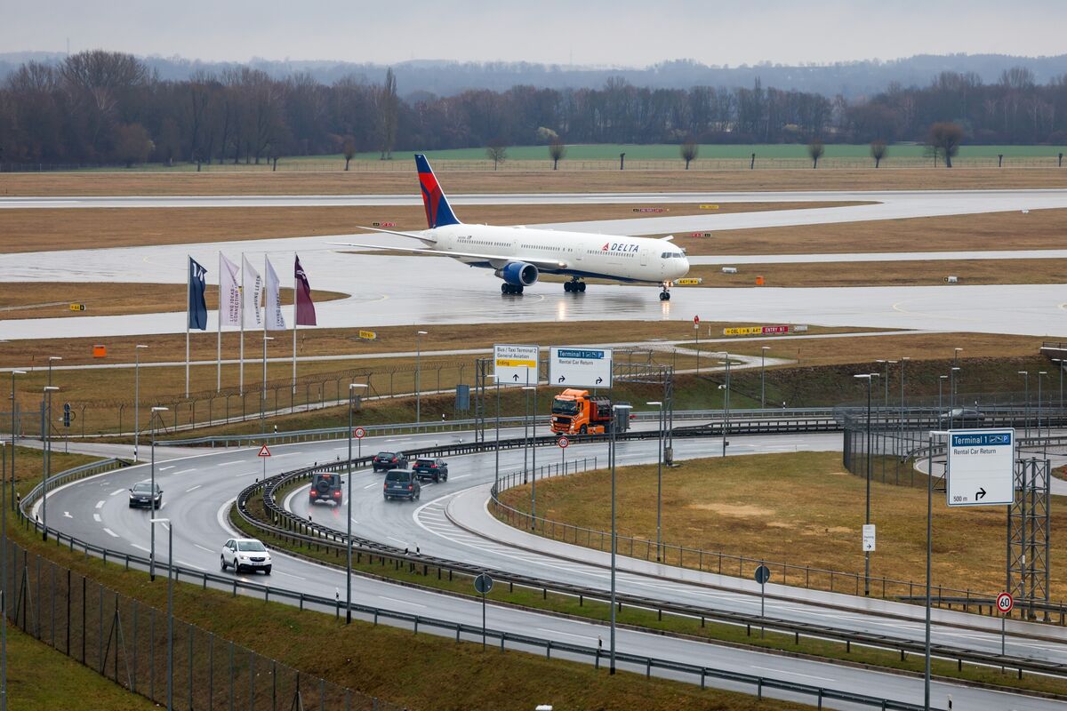 bloomberg.com - Allyson Versprille - Delta Probing Unauthorized Wi-Fi on Flight After Hacker Event