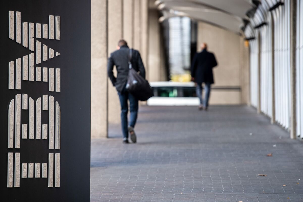 Tech: IBM reports software sales that meet expectations but do not alleviate concerns regarding its AI performance.