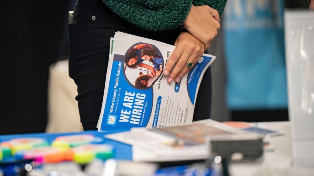 US Employment Costs Rise at Slowest Pace in Four Years