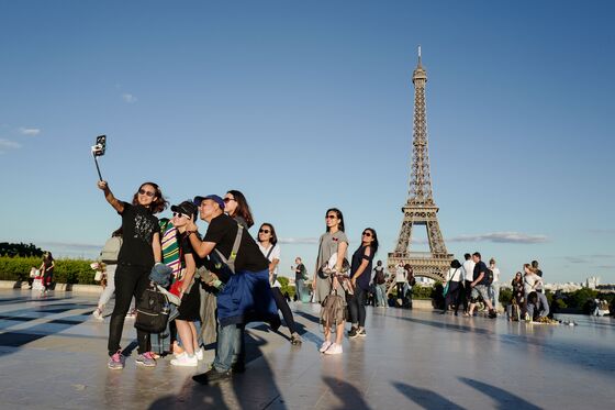In the City of Love, Mass Tourism Troubles Parisian Hearts