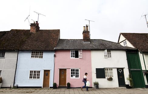 U.K. House Prices Rise as Halifax Sees Modest 2013 Improvement
