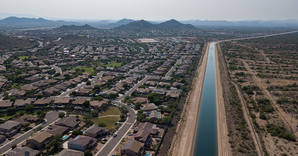 one-of-phoenix-s-main-water-sources-is-drying-up-bloomberg