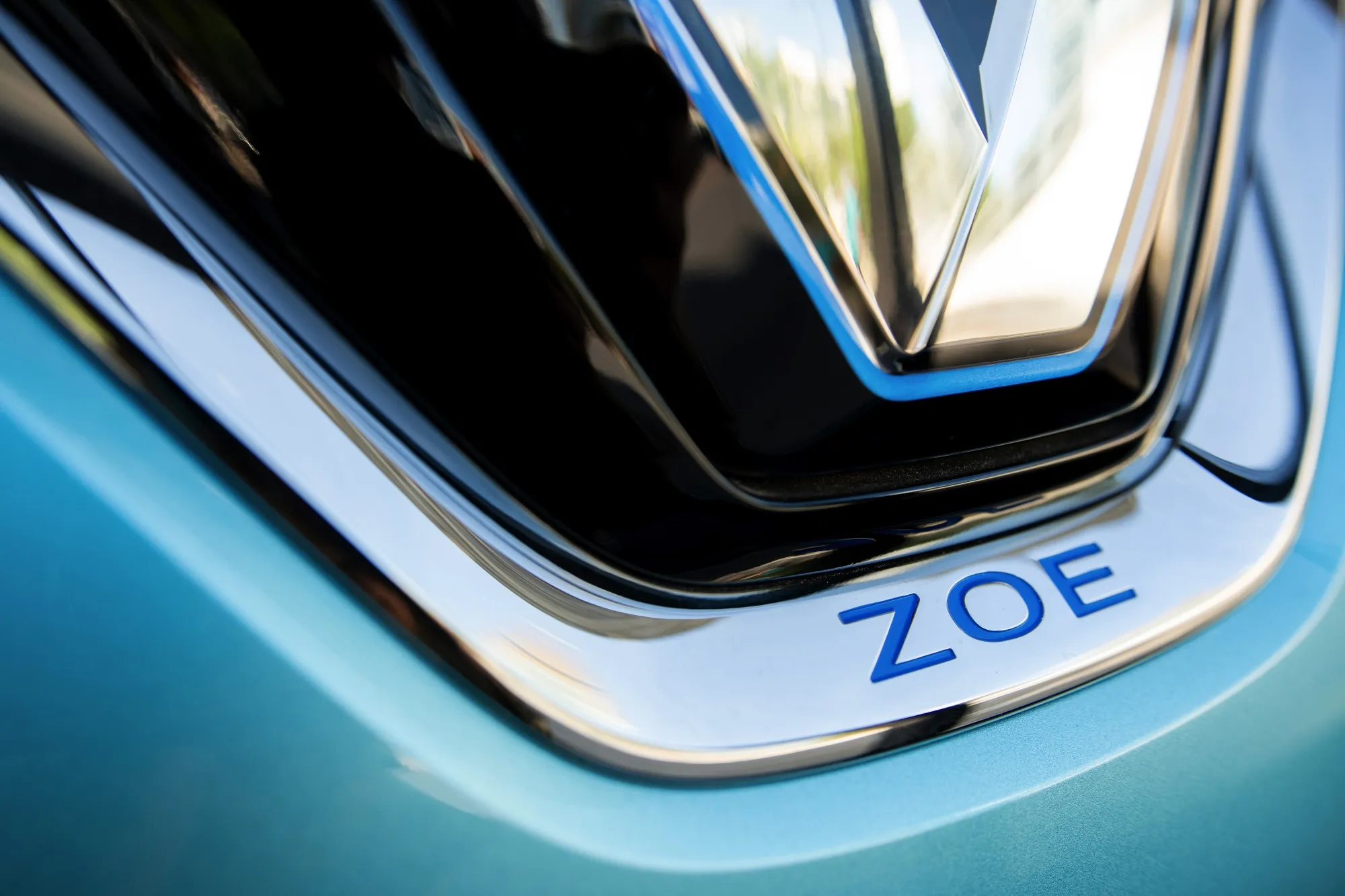 A badge on a Renault Zoe R135 electric automobile.