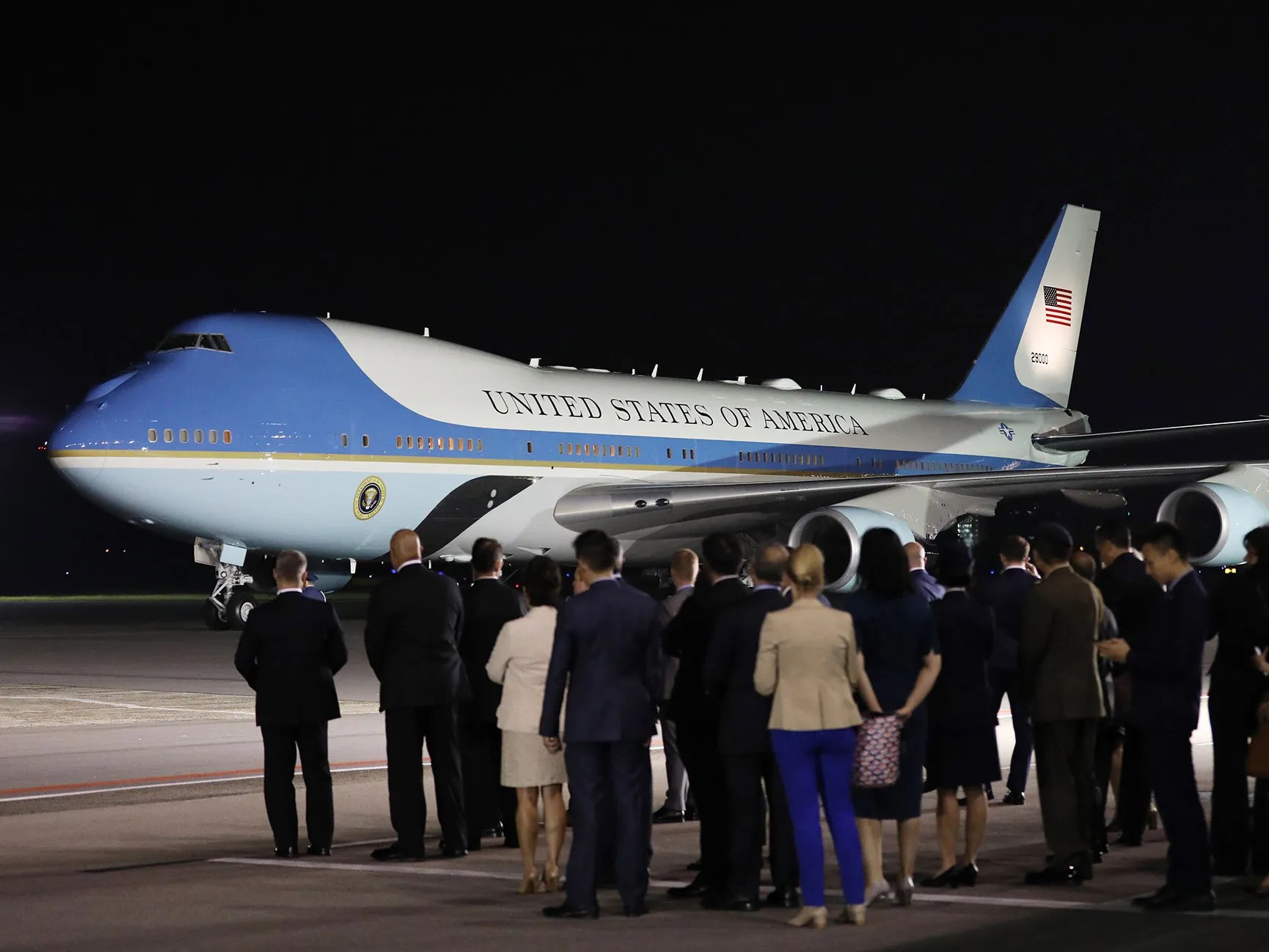 Trump Wants Air Force One Painted Red White and Blue Bloomberg