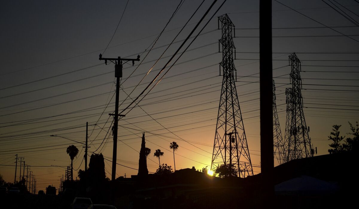 California Power Outages Rise As High Winds Raise Fire Risk - Bloomberg