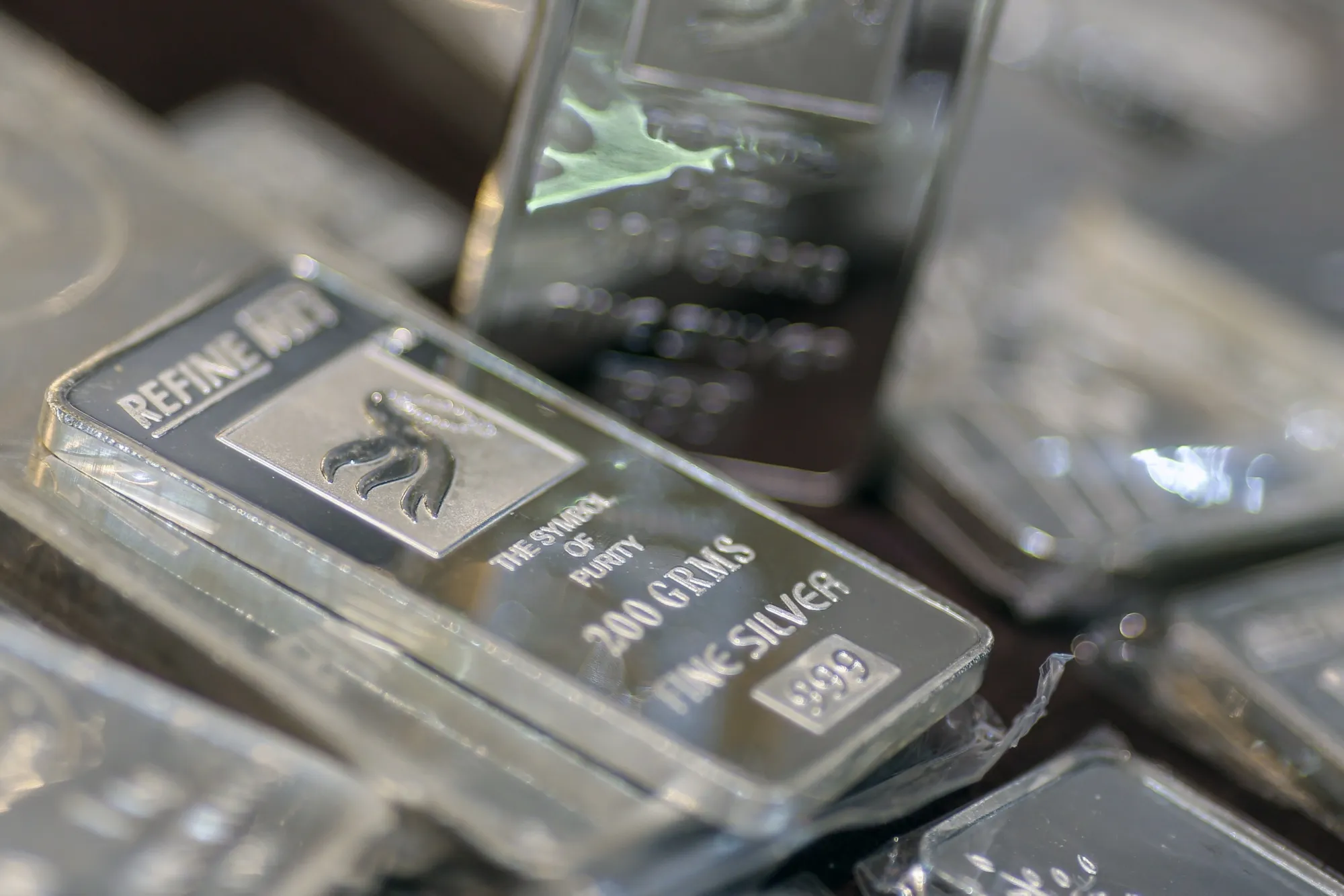 インドの宝飾店で売られている銀の延べ棒