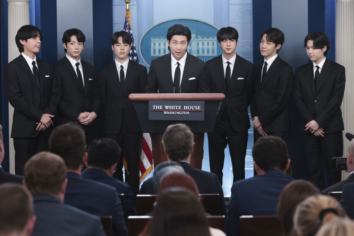 BTS Meets Joe Biden at White House, 'Devastated' by Surge in Hate Crimes - Bloomberg