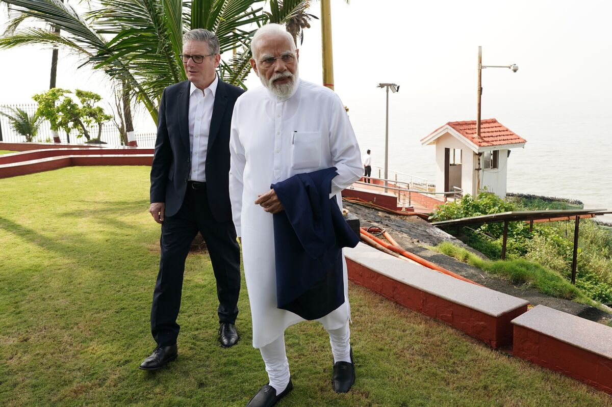Starmer, Modi Meet in Mumbai to Deepen Trade, Business Ties