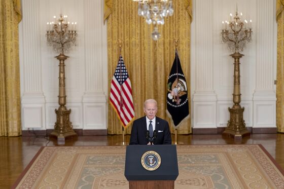 Biden Says Threat to Ukraine Remains, Awaits Russia Pullback