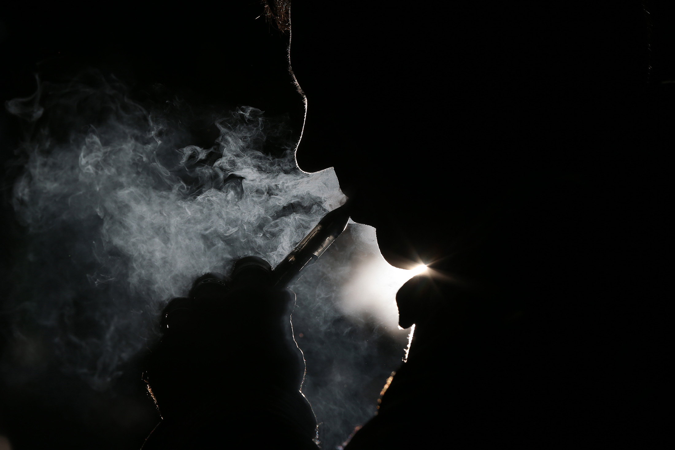 Дым совсем. Курящий человек в капюшоне. Парень в дыму. Мужчина в сигаретном дыму. Дым.