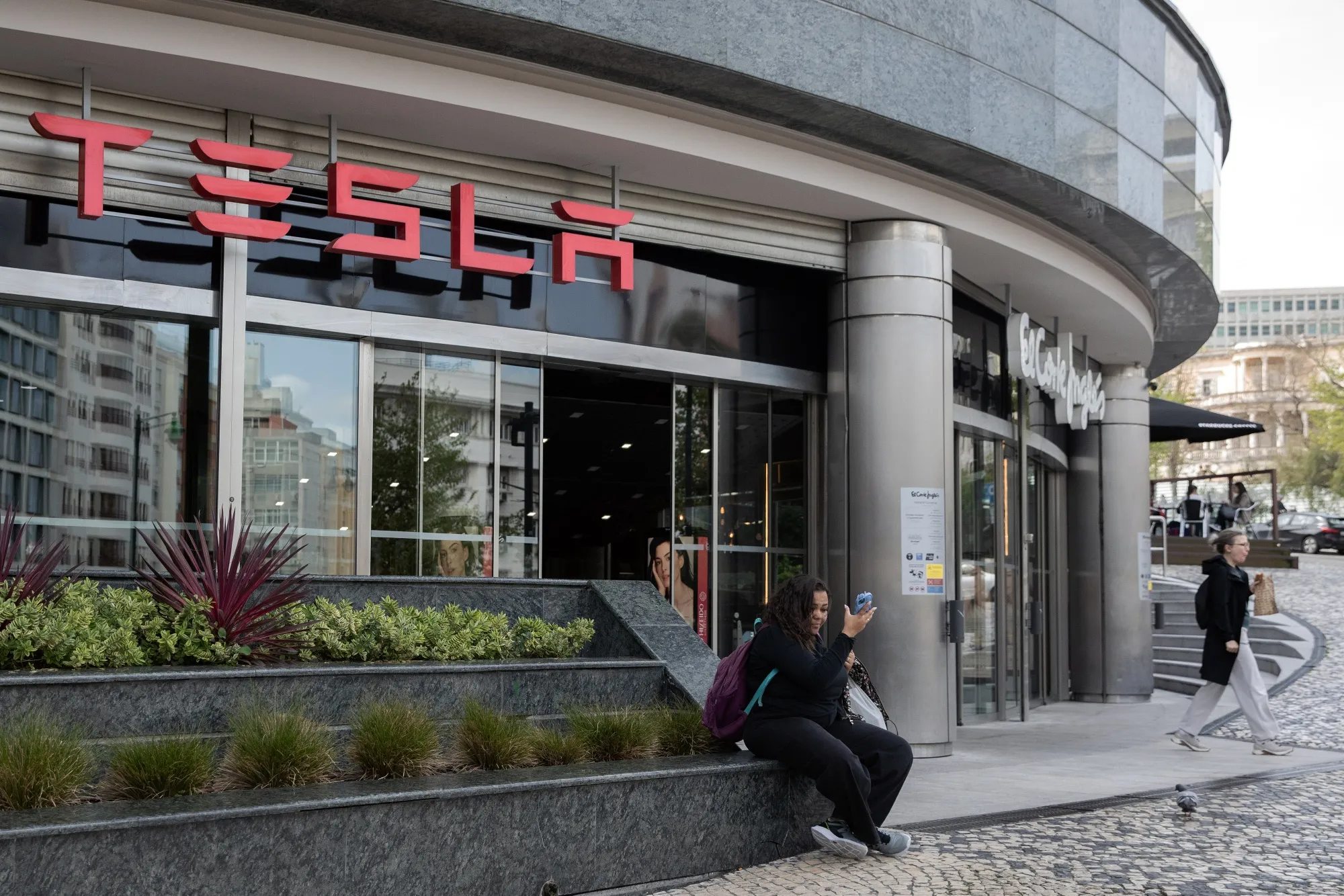 テスラ取締役、12億ドルの自社株売却に注目集まる－会長がほぼ半分 - Bloomberg