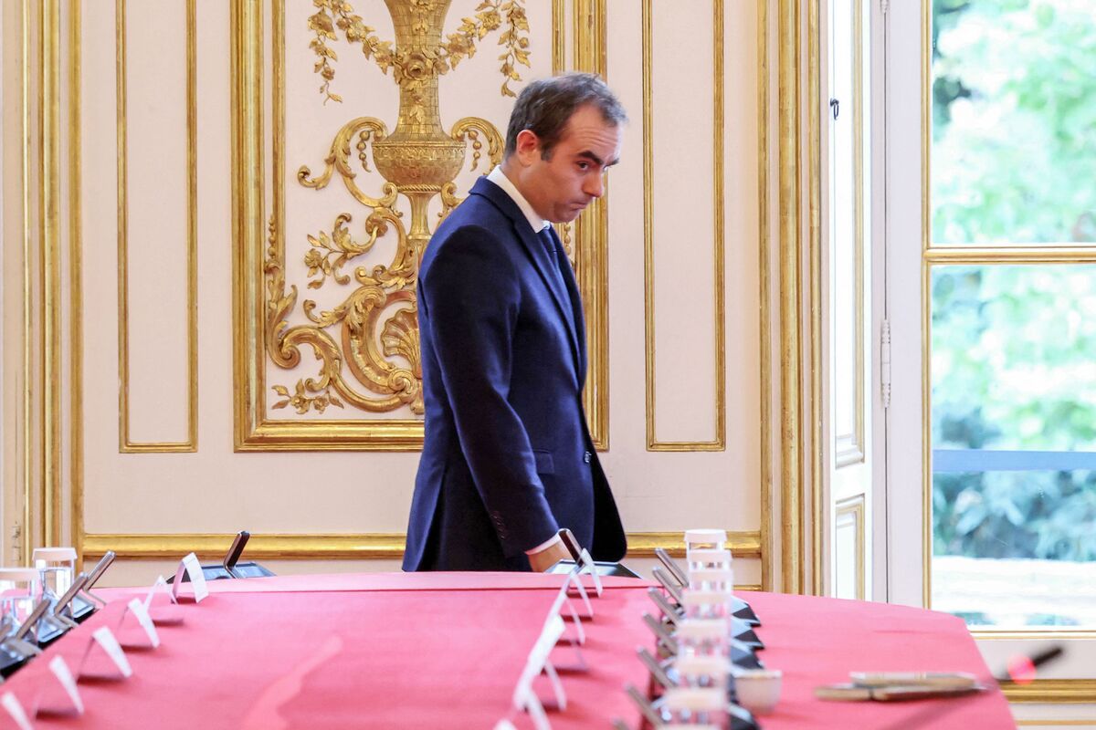 France’s Premier Prepares to Set Out 2026 Budget