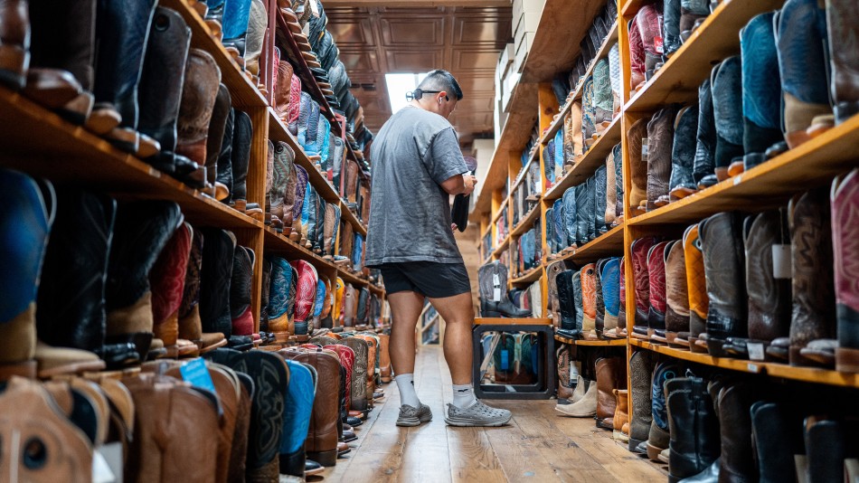 US Consumer Sentiment Drops to Lowest Since May on Job Loss, Inflation Fears