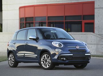 19 Fiat 500l Review Overpriced And Underperforming Bloomberg
