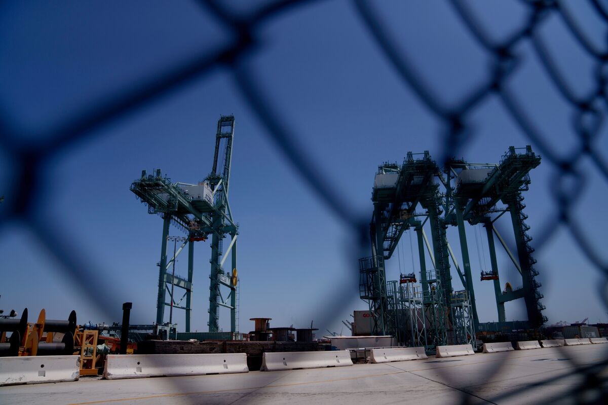 US Ports Are Threatened With Strikes in Election-Season Jolt