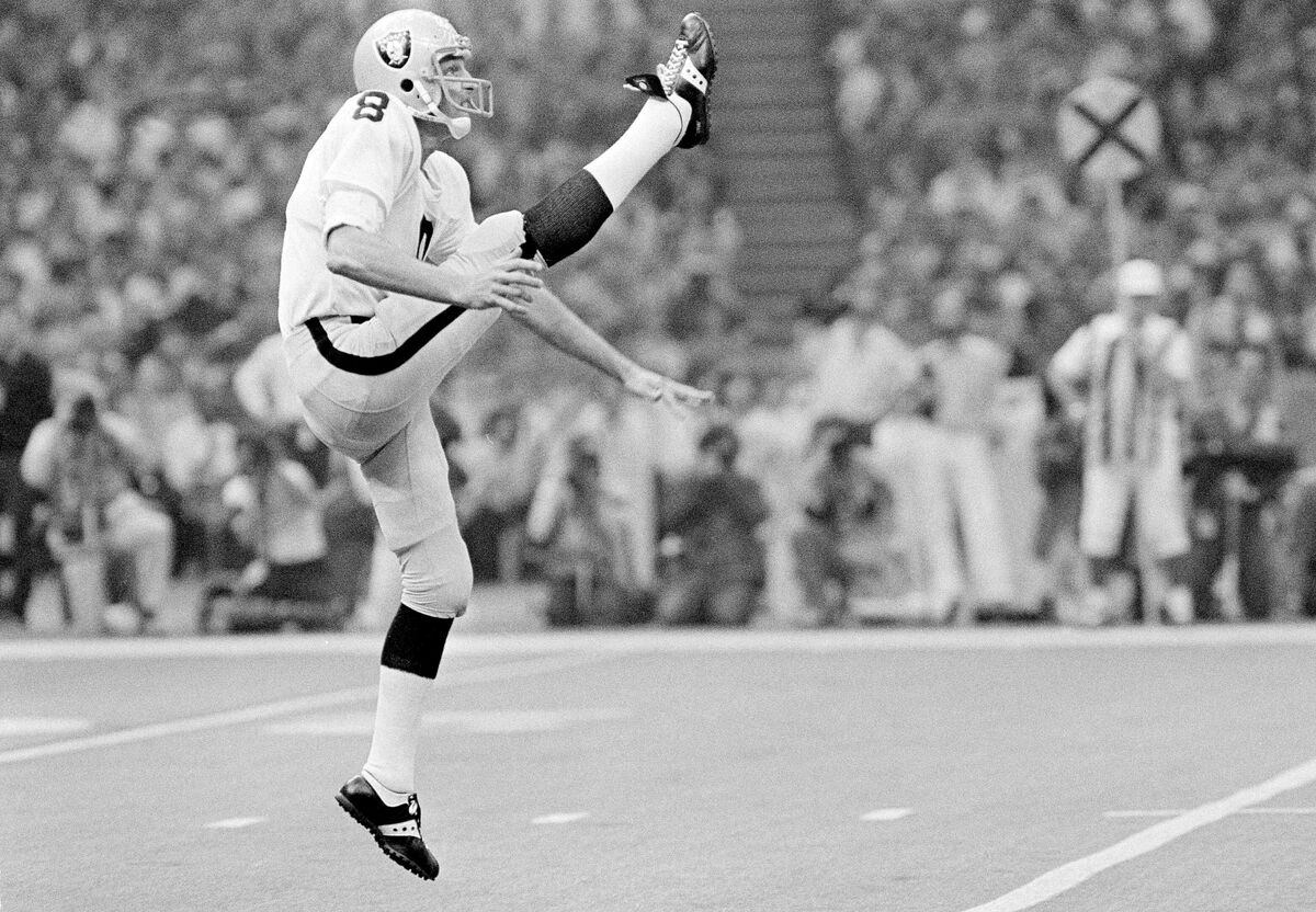 Ray Guy, First Pro Football Hall of Fame Punter, Dies At 72 - Bloomberg