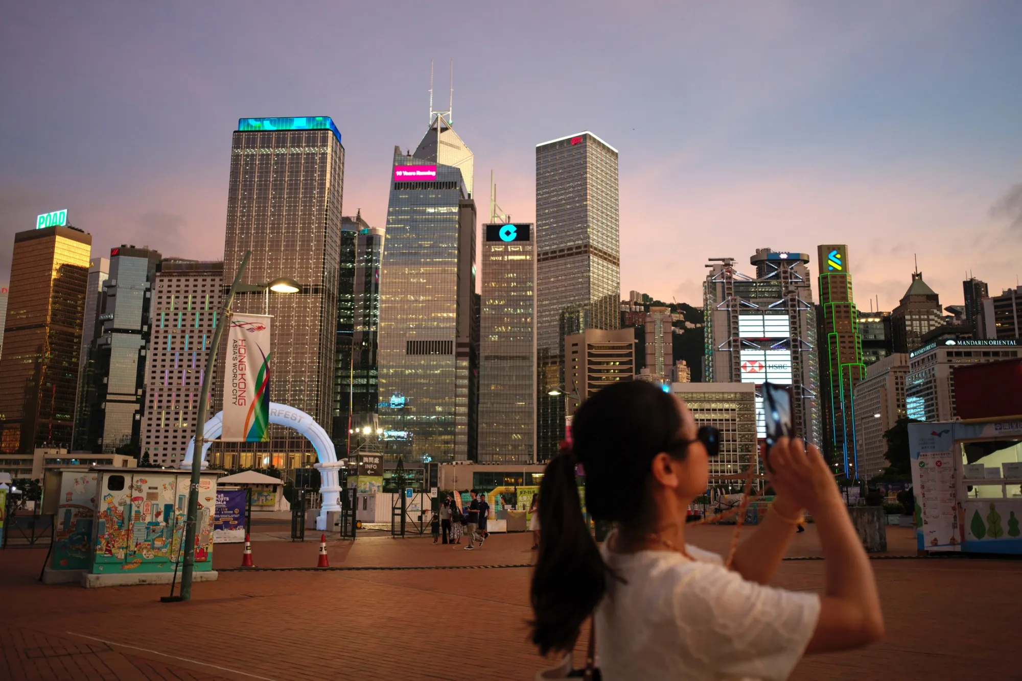 Any such move would allow onshore firms to ramp up their exposure to international bonds that are tradeable through Hong Kong’s stock exchange.
