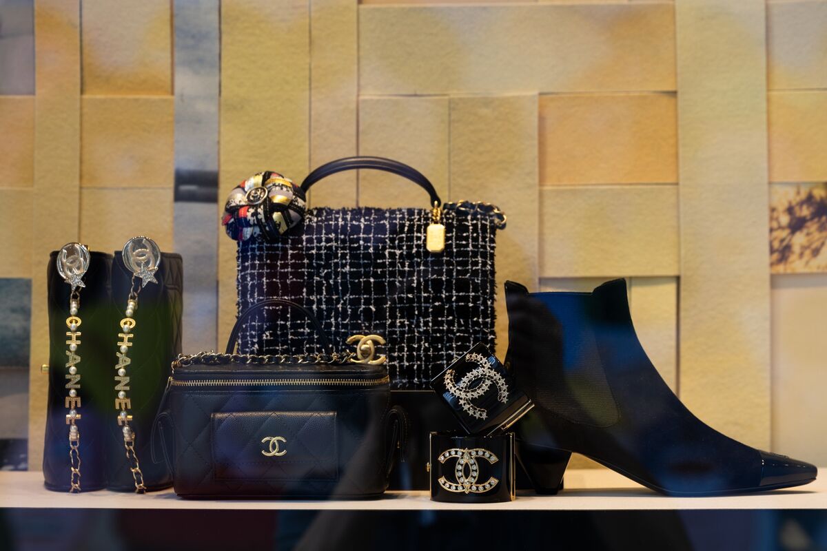 🟪"Chanel Ltd.: Profitti in calo ma investimenti in marketing in aumento per affrontare la crisi del lusso"