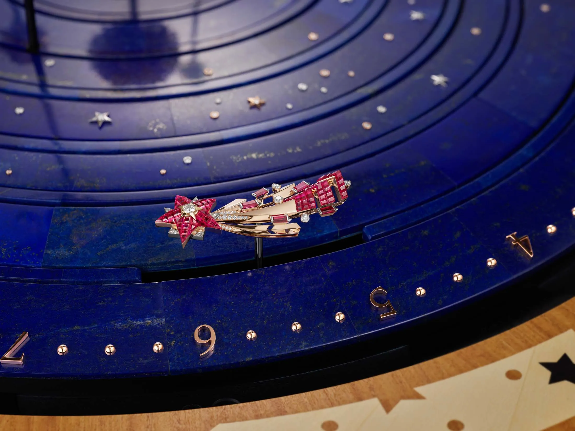 Van Cleef Makes Jewelry Robot Covered in Gold and Diamonds - Bloomberg