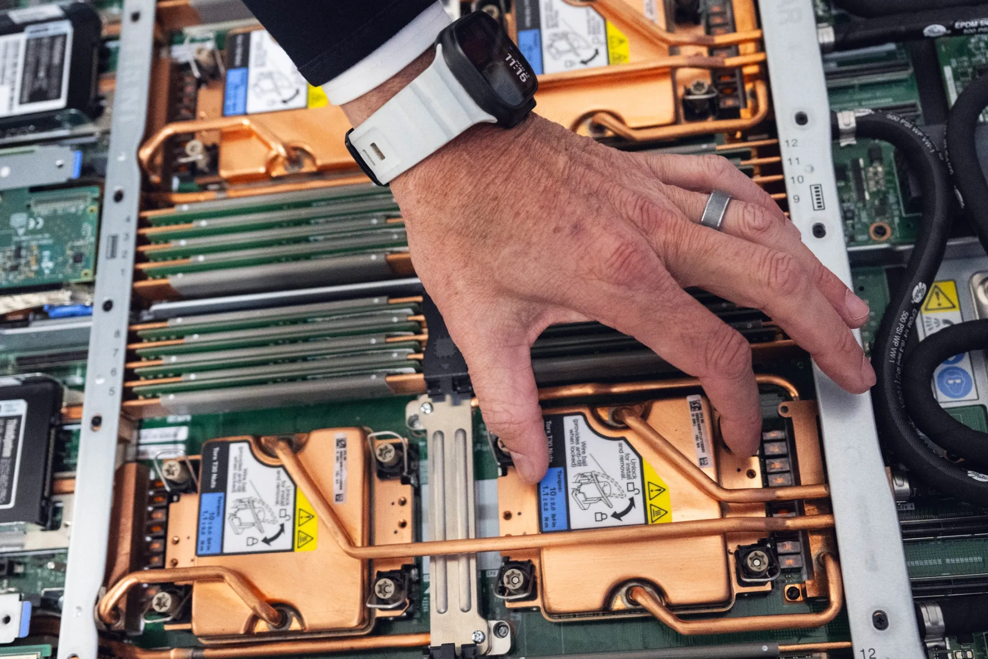 Phần cứng trung tâm dữ liệu AI tại Ashburn, Virginia, Hoa Kỳ.