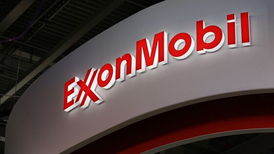 Exxon Defends Dividend After First Annual Loss in Decades