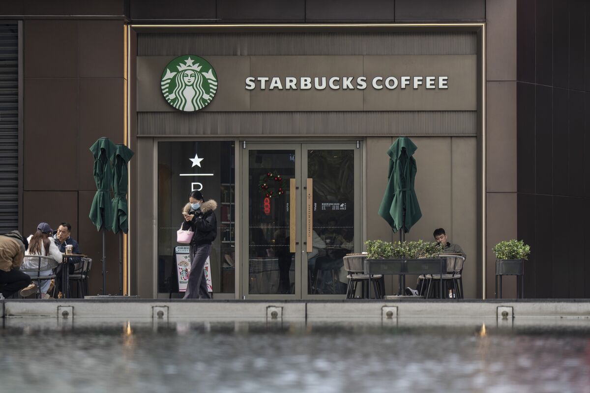 Starbucks Reduces Corporate Bonuses Amid Sales Decline