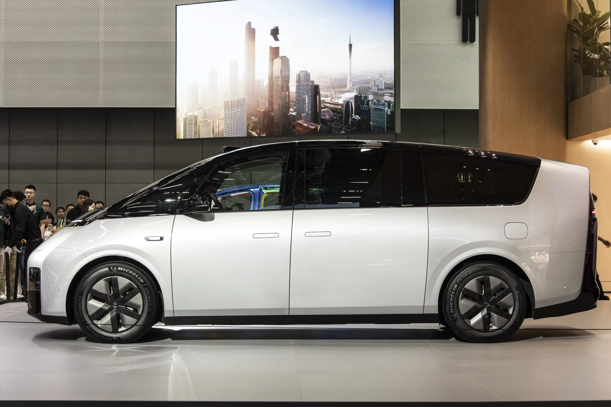 Li Auto Unveils What It Says Is World s Biggest Electric Car Bloomberg