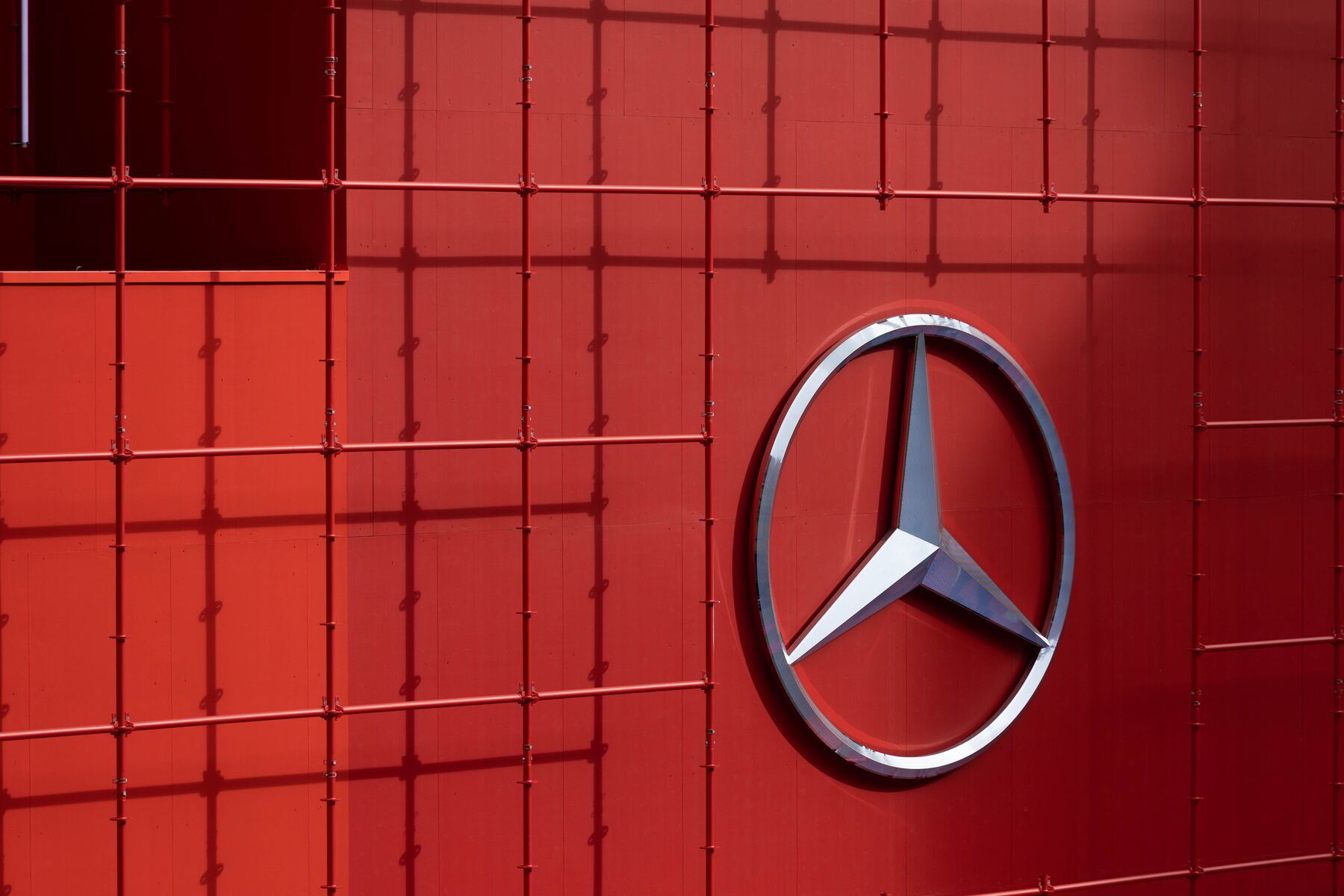 mercedes-ceo-changes-tune-on-china-as-economic-wonder-stalls-bloomberg