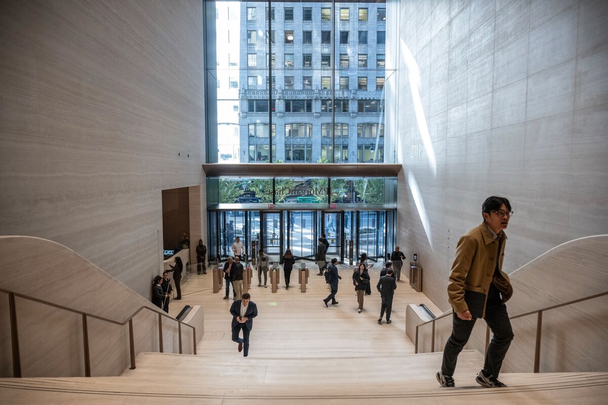 bloomberg.com - Tom Metcalf - JPMorgan Promotes 135 Traders, Dealmakers to Managing Director