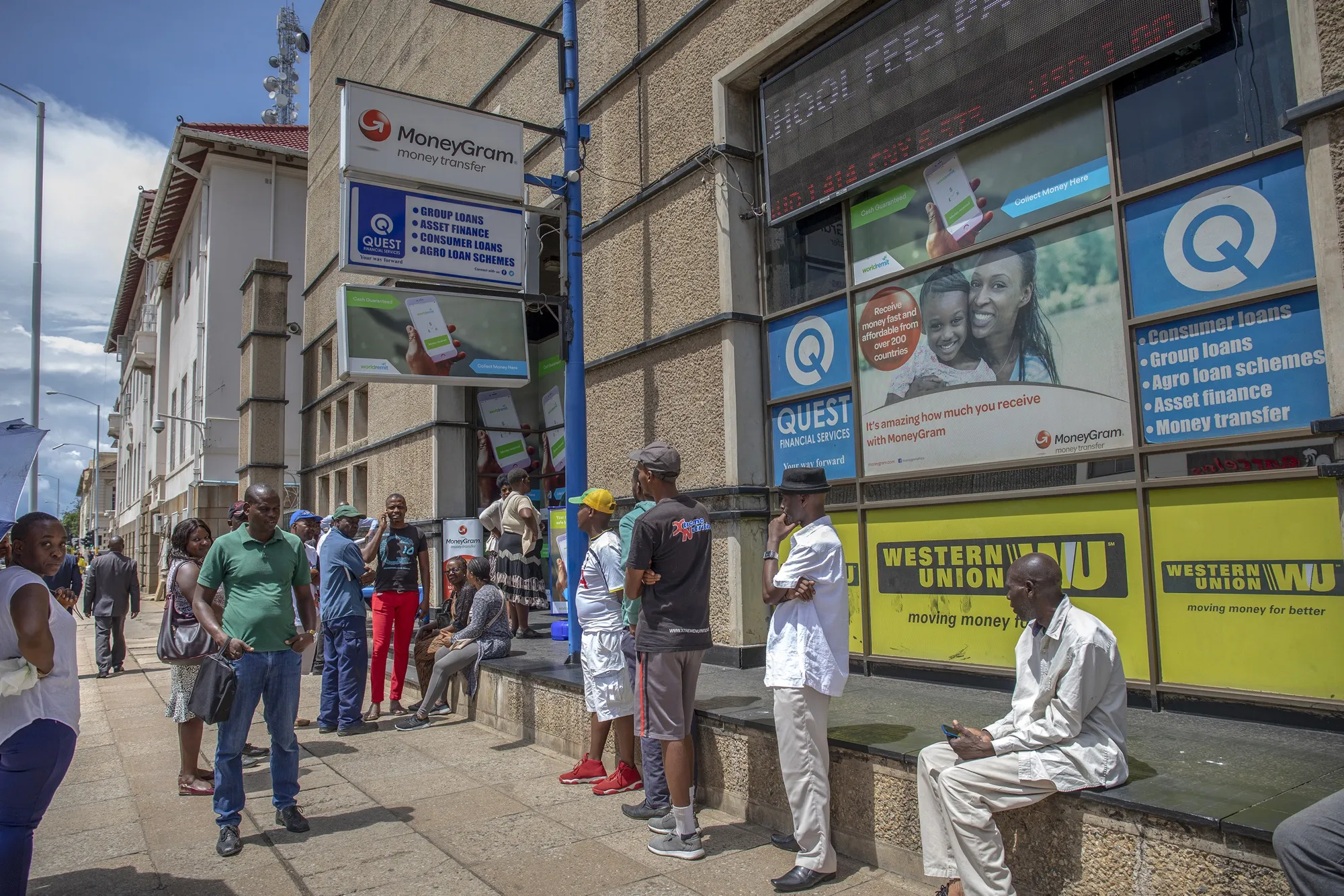 People queue outside a foreign currency exchange&nbsp;outlet in Harare, Zimbabwe.