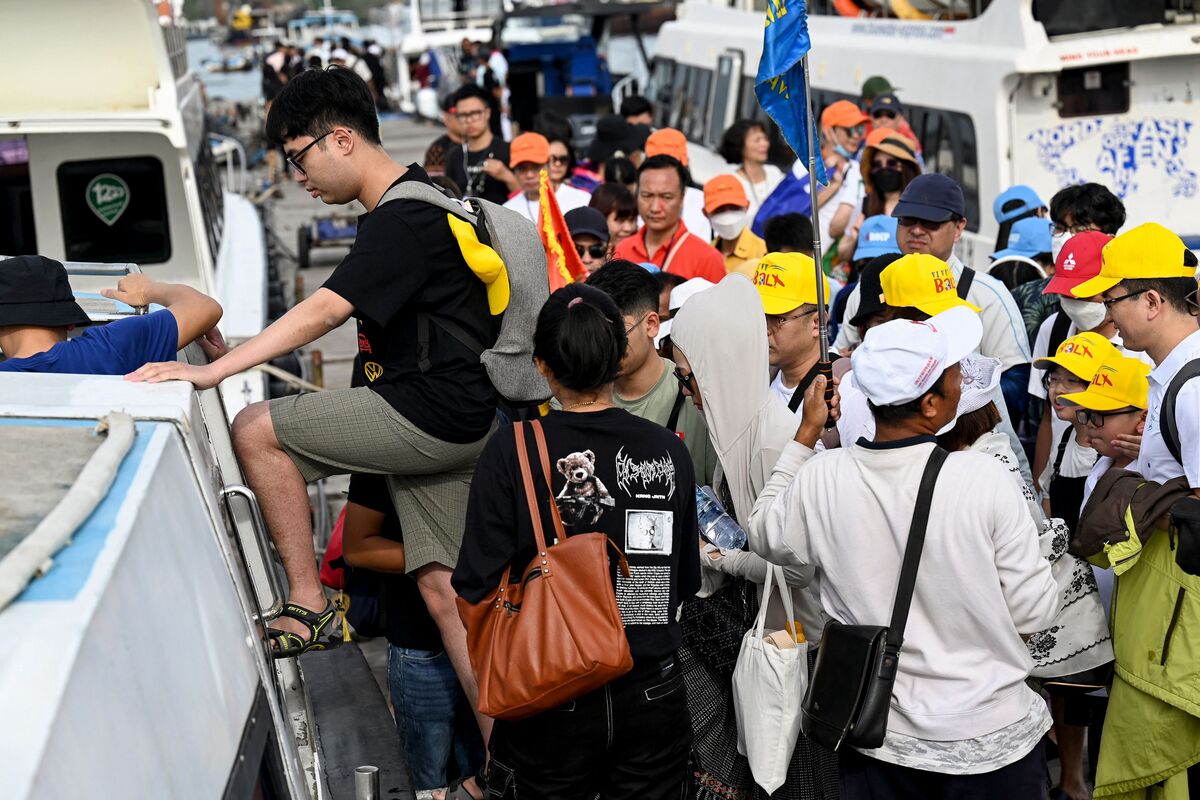Rich Chinese Plan to Leave With Money as Covid Zero Ends