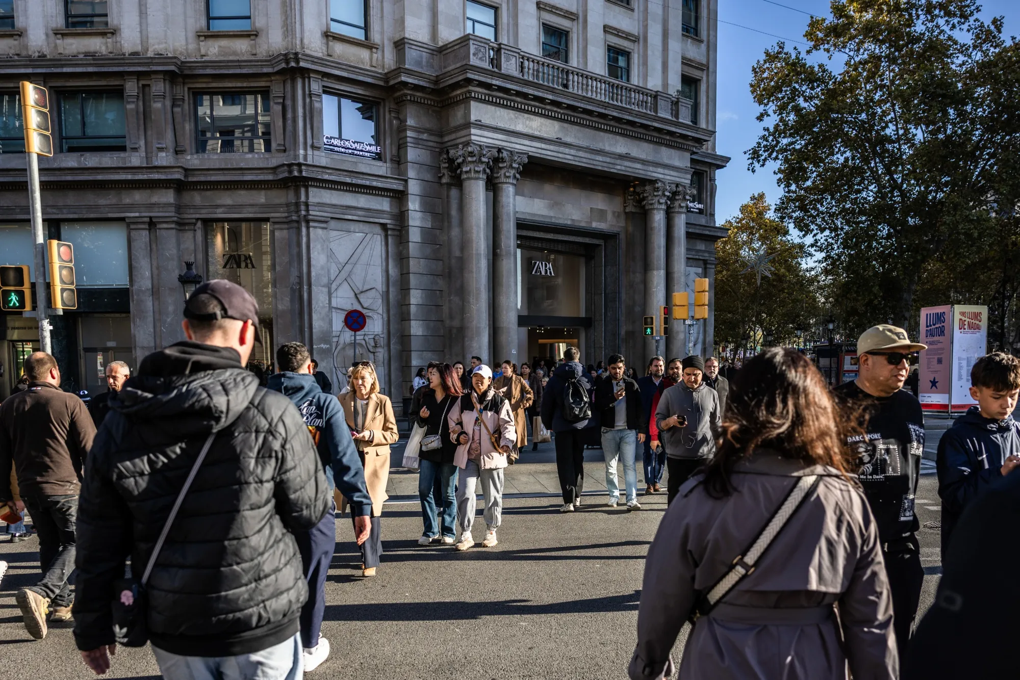 Shoppers&nbsp;in Barcelona.