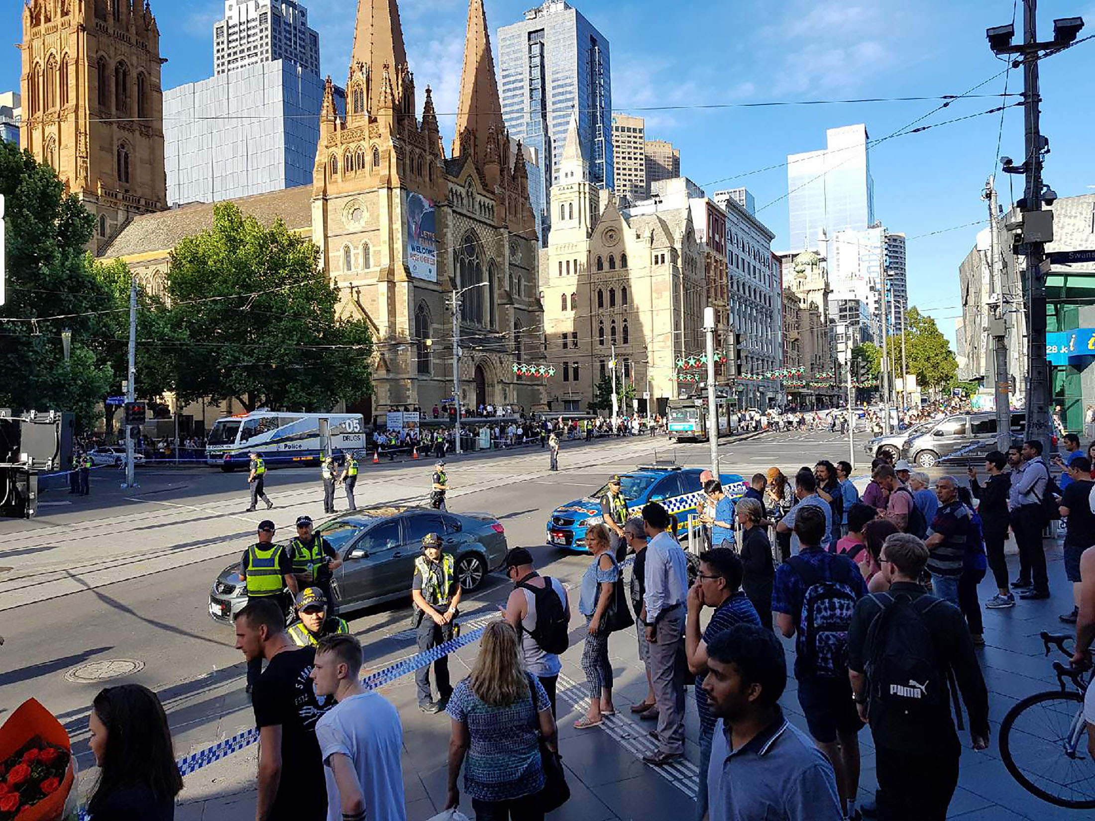 Люди в центре австралии. Австралия Мельбурн улицы. Население Мельбурна. Мельбурн Австралия население. Мельбурн 2005.
