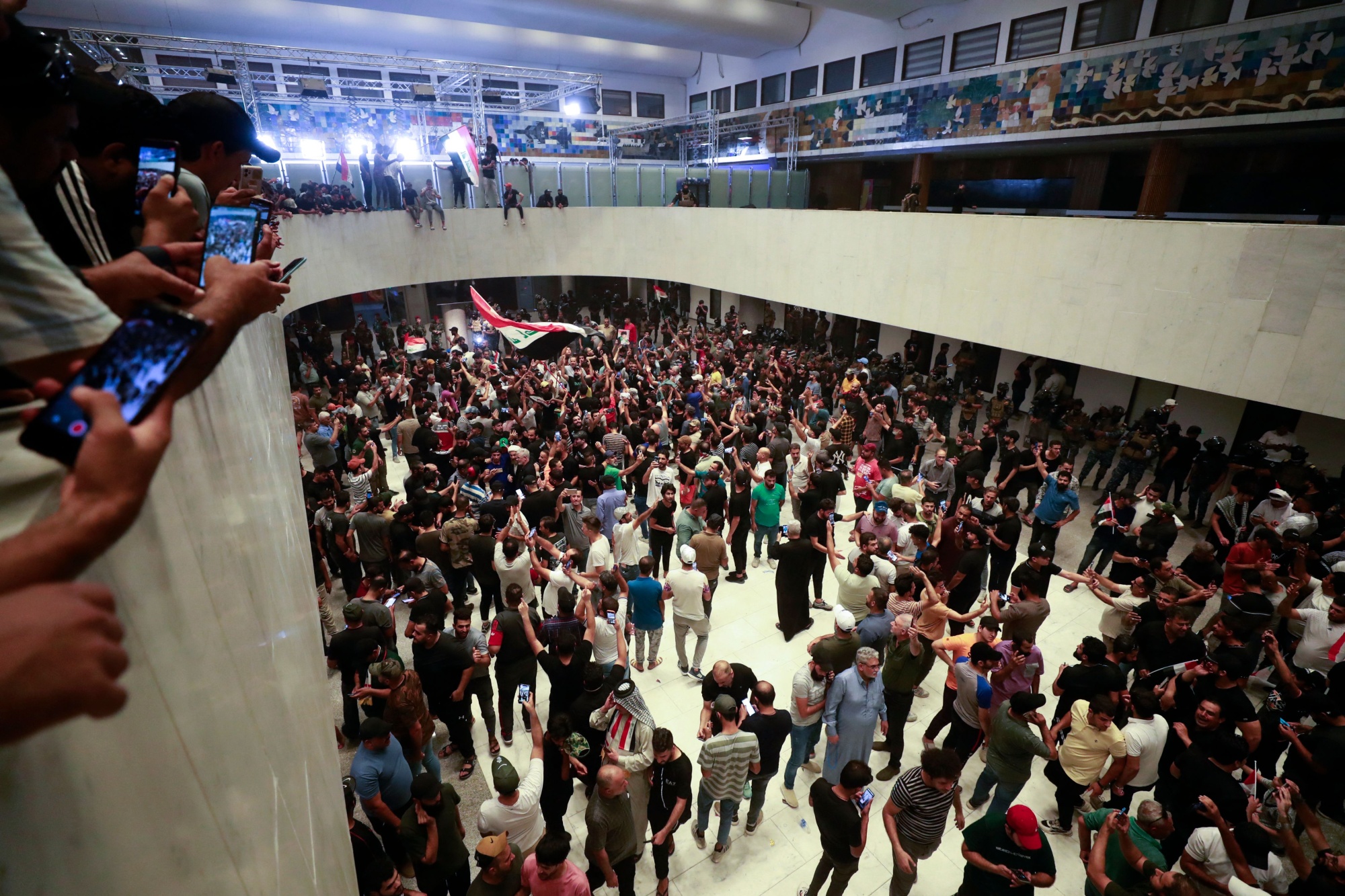 Followers of Cleric Enter Iraqi Parliament in Show of Force - Bloomberg
