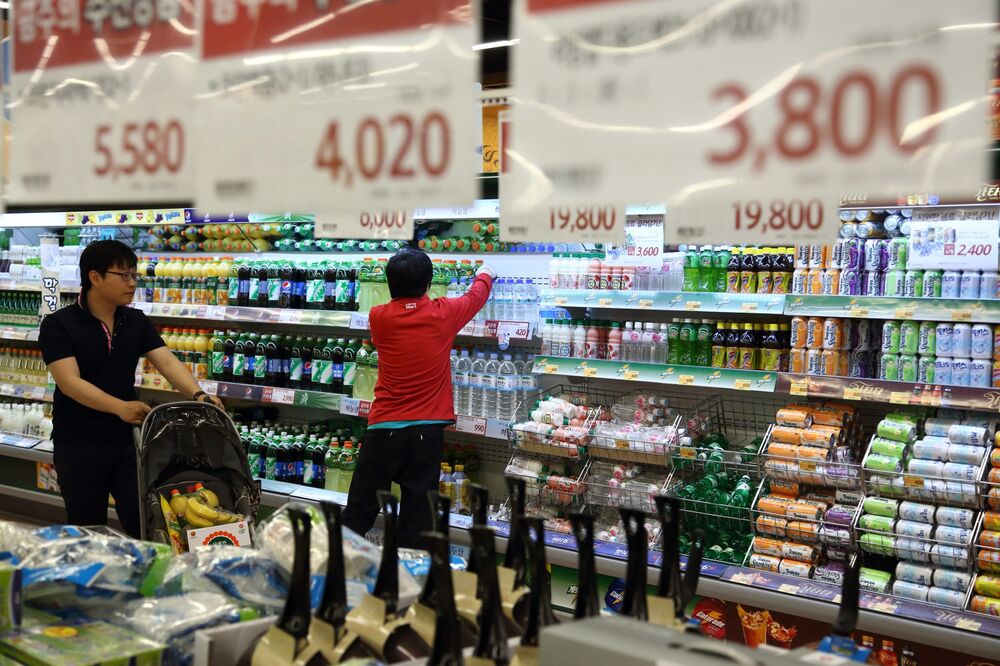 South Korea S Lotte Mart To Cut Single Use Plastic 50 By 25 Bloomberg