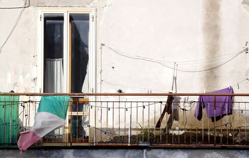 Italy Rates Rise in Auction Amid Vote Concern, Fitch Downgrade