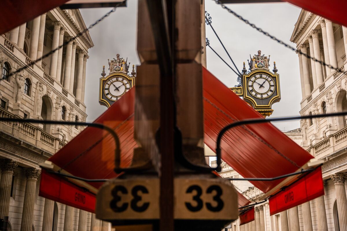 Bank of England Pledges Unlimited Bond-Buying to Avert Imminent Gilts ...