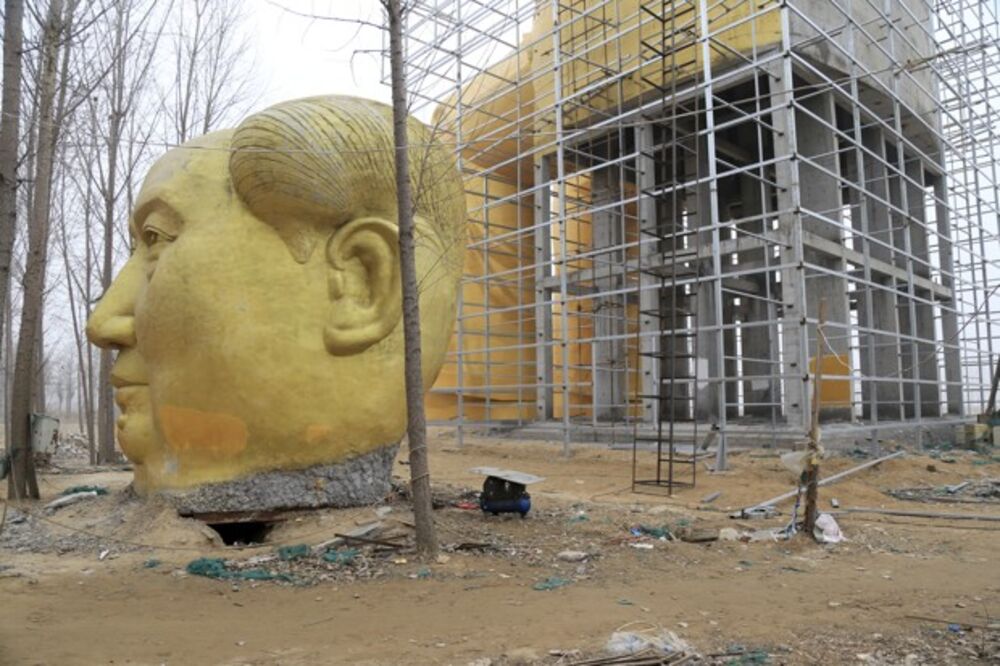 China Just Destroyed This 1 Foot Golden Statue Of Chairman Mao Bloomberg