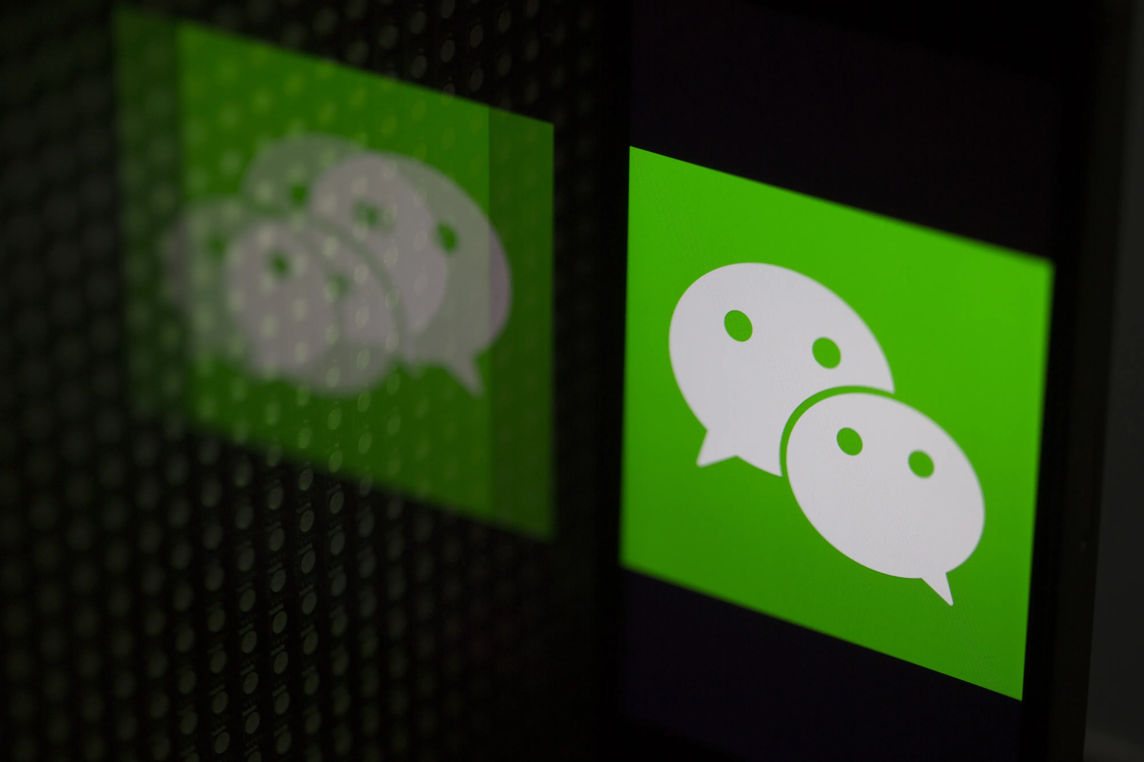 Images of WeChat and Weibo As Twitter's Loss Exceeds Estimates As User Growth Slows