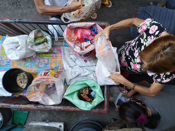 People collect segregated wastes from households in Potrero, Malabon City. Image: Global Alliance for Incinerator Alternatives