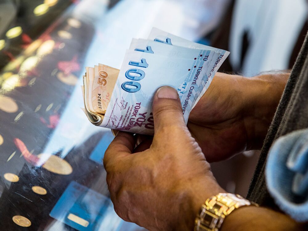 For Turks Hoarding Dollars 21 On Lira Deposits Won T Cut It - 