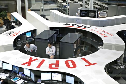 Employees work on the trading floor of Japan Exchange Group Inc.'s Tokyo Stock Exchange (TSE) in Tokyo. Photographer: Kiyoshi Ota/Bloomberg