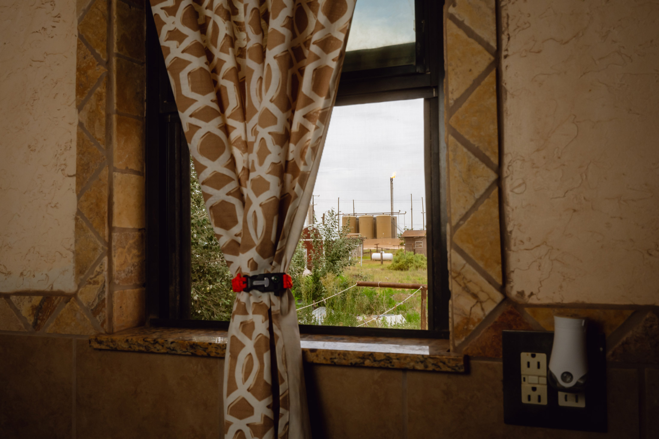The flare can be seen from a bathroom in South Ranchito. Photographer: Desiree Rios for Bloomberg