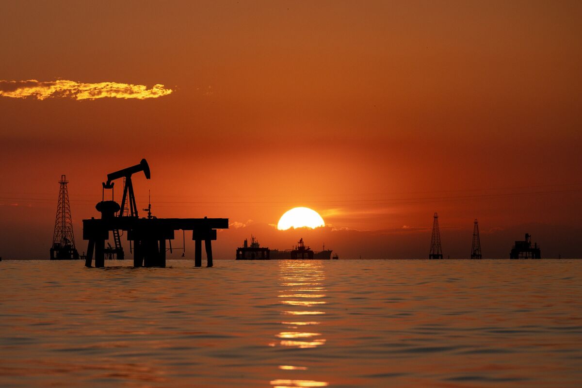 bloomberg.com - Fabiola Zerpa - Trump's Venezuela Oil Deal Hinges on Decrepit and Distant Fields