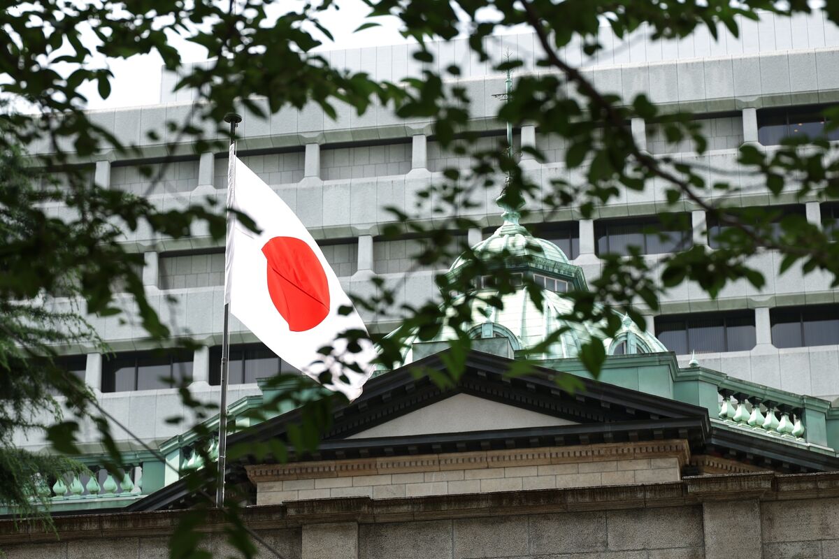 Half of Economists Still See BOJ Waiting Until December to Hike