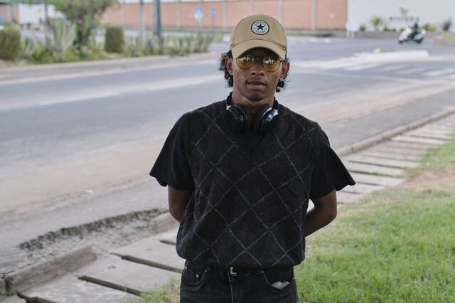 Нелли Разафимамонджи позирует для портрета на улице. 