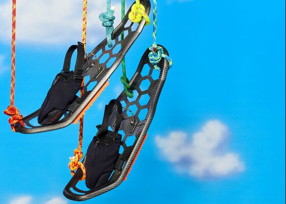 These Carbon Fiber Snowshoes Can Elevate Bulky Winter Footwear