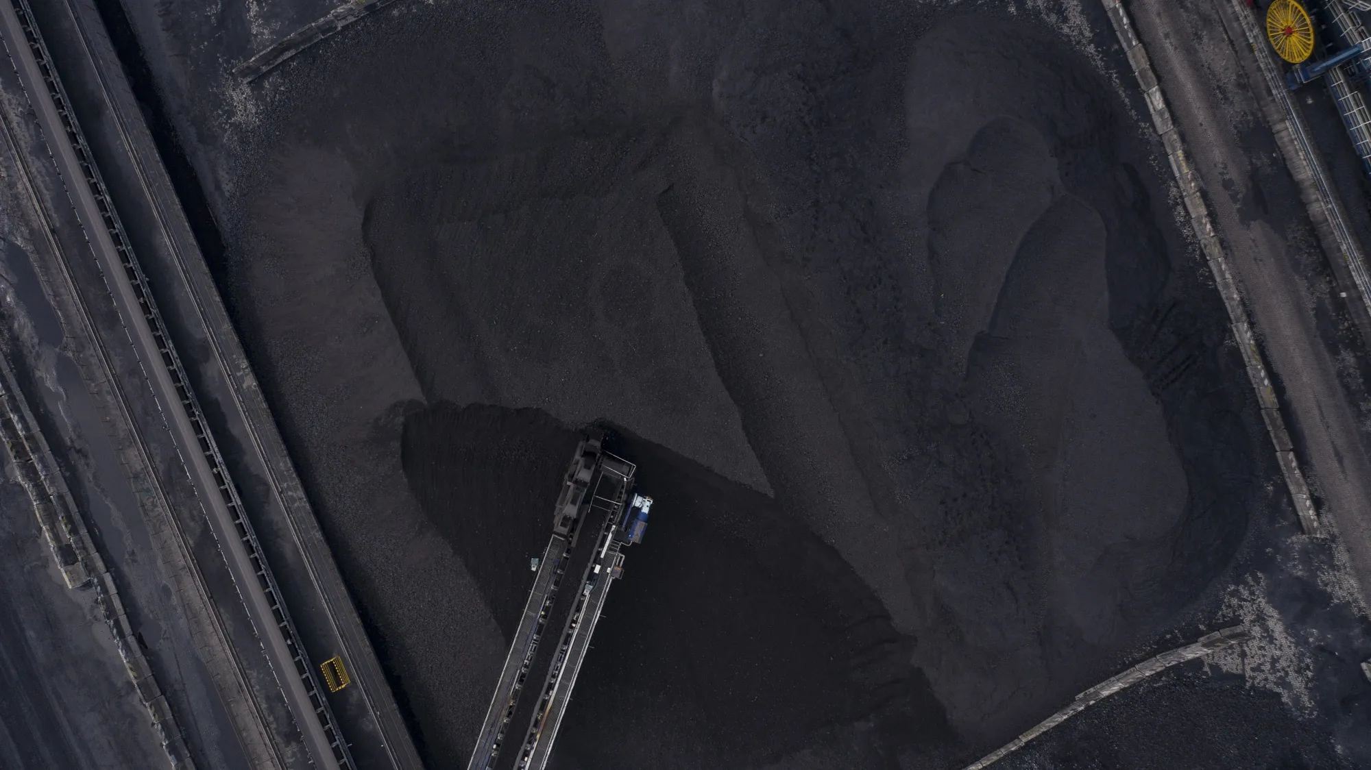 A coal stockpile site in Taicang,&nbsp;China, on Oct. 23. Coal futures in China extended a decline to more than 20% in three days as authorities continue to take action to tackle the nation’s energy crisis.