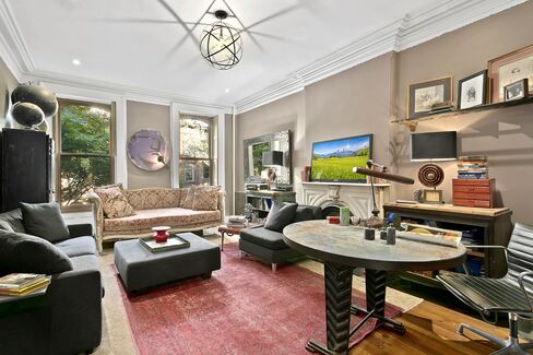 A sitting room.